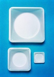 Disposable polystyrene weighing dishes 